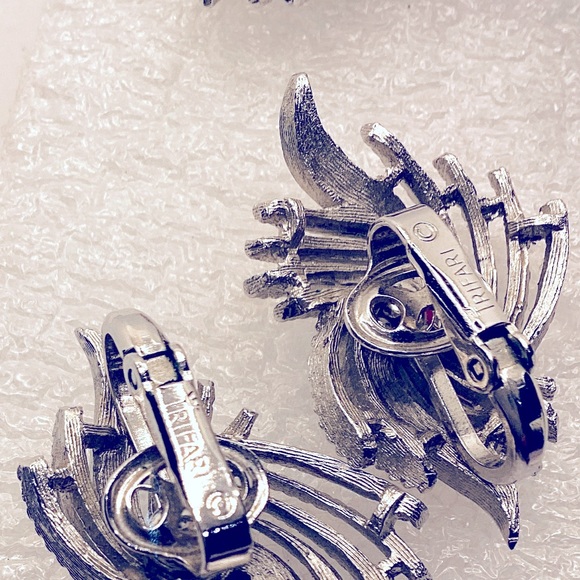 Trifari Brooch with matching Earrings - Picture 6 of 7